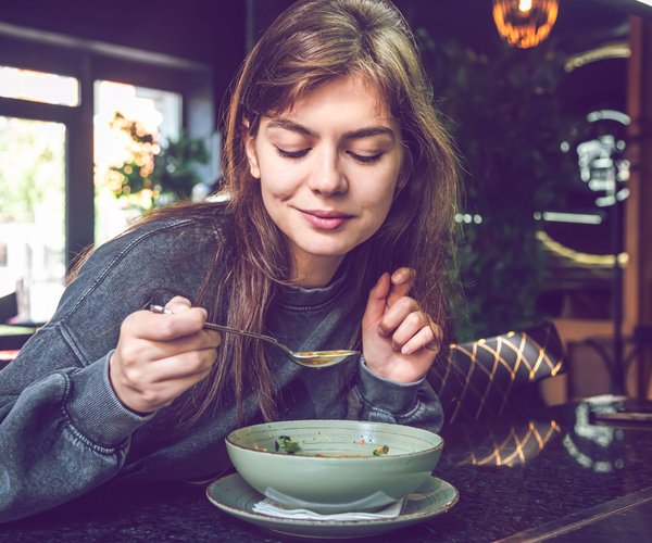 Glassplitter verschluckt? Die wichtigsten Symptome und was nun zu tun ist