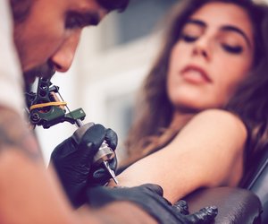 Weiße Tattoos: Die schönsten Motive und alle Fakten zum besonderen Tattoo-Trend