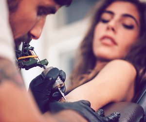 Weiße Tattoos: Die schönsten Motive und alle Fakten zum besonderen Tattoo-Trend
