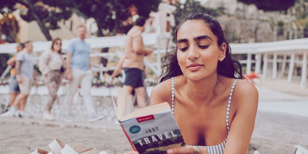 5 Tipps, mit denen du bei Solo-Reisen Geld sparst – laut Expertin