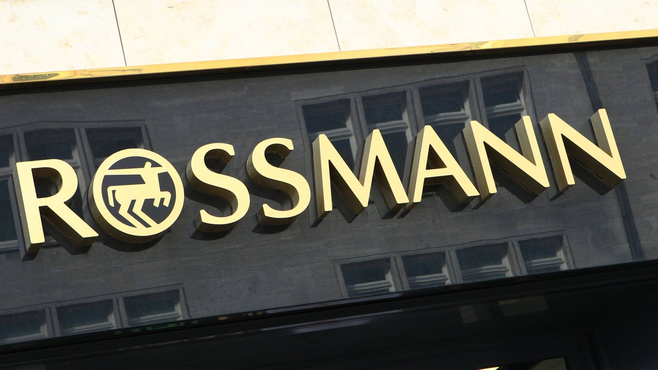 Der Dampfglätter von Rossmann bringt deine Lieblingsbluse in Bestform.  