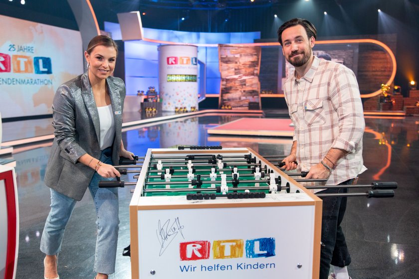 HUERTH, GERMANY - NOVEMBER 19: Laura Wontorra and Jan Koeppen during the 25th RTL Telethon (25. RTL Spendenmarathon) on November 19, 2020 in Huerth, Germany. (Photo by Joshua Sammer/Getty Images)