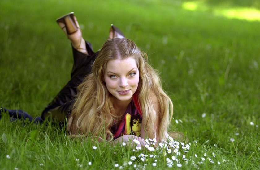 Bildnummer: 51510292  Datum: 23.05.2001  Copyright: imago/STAR-MEDIA
Sängerin Yvonne Catterfeld (GER) in Leipzig, Personen , Highlight , optimistisch; 2001, Leipzig, Fotoshooting, Musiker, Musikerin , Pop, lächeln; , quer, Kbdig, Einzelbild, Musik, Kunst, Deutschland, Randbild, People