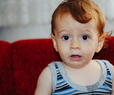 Baby spielt mit Teddy