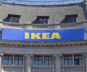 Der minimalistische Ikea-Übertopf wird zum charmanten Blickfang auf deinem Balkon
