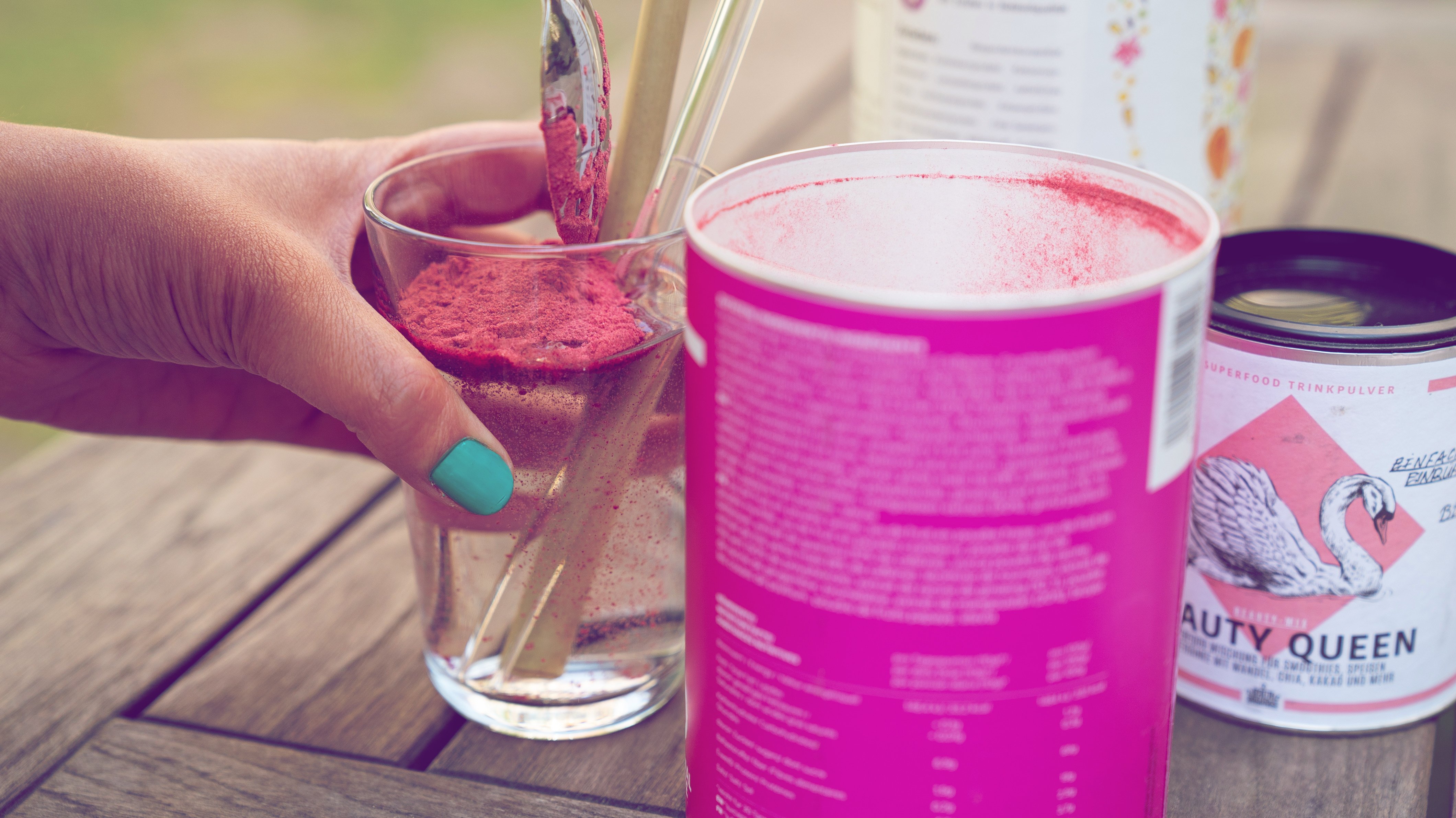 Superfood-Pulver in Wasser Superfood-Pulver in Wasser