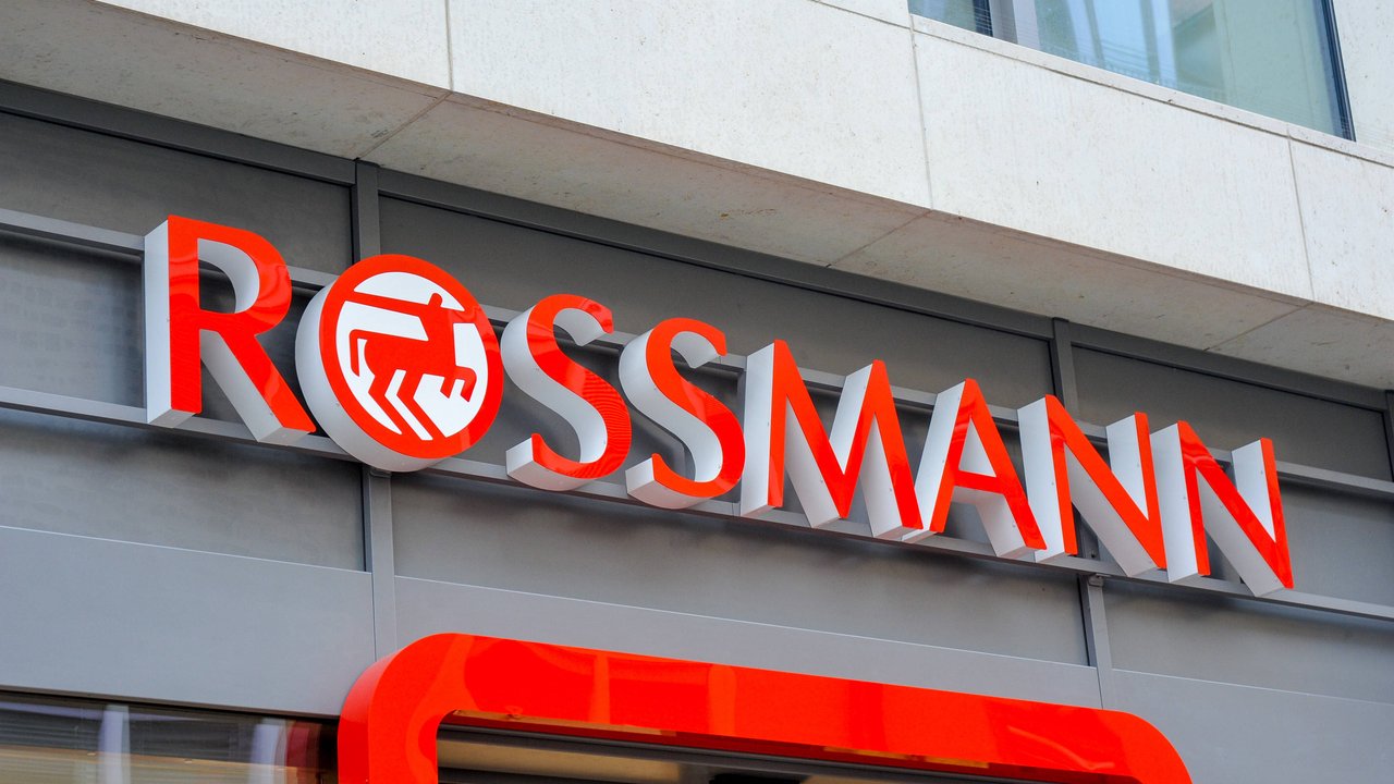 Keine Stinkefüße mehr: Rossmann hat ein blumiges Fuß- und Schuhdeo auf Lager. 