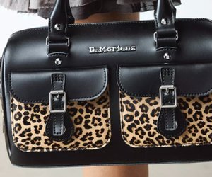 Diese&#x20;Leo-Tasche&#x20;von&#x20;Dr.&#x20;Martens&#x20;lieben&#x20;wir&#x20;im&#x20;Winter&#x20;&#x28;und&#x20;sie&#x20;ist&#x20;jetzt&#x20;im&#x20;Sale&#x21;&#x29;