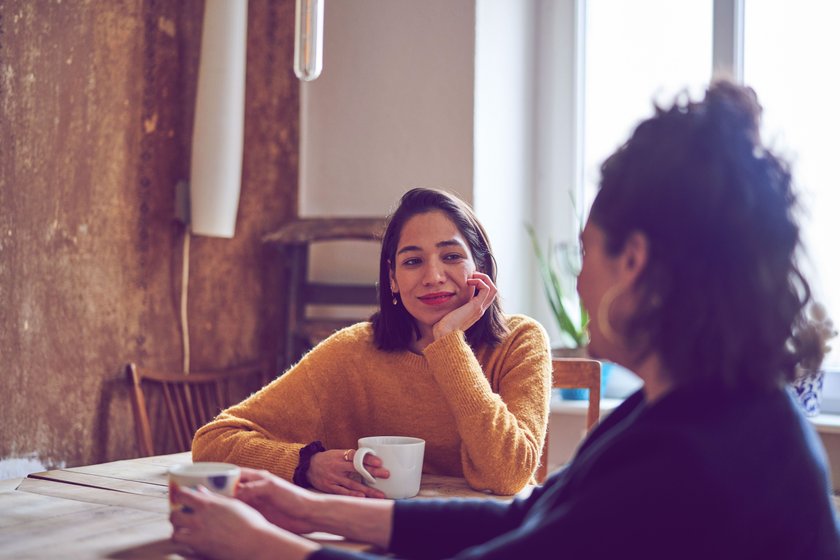 Zwei Frauen sprechen bei einem Kaffee