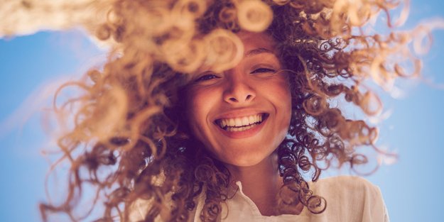 Frizz bekämpfen: Pflegetipps für seidig-schönes Haar!