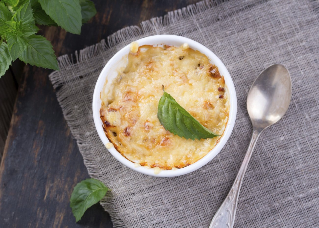 Kartoffelgratin in einer kleinen Auflaufform Kartoffelgratin in einer kleinen Auflaufform