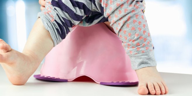 Töpfchen oder Toilette: Kind auf Töpfchen Töpfchen oder Toilette: Kind auf Töpfchen