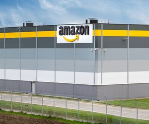 Mit diesen Plüschkissen von Amazon willst du dein Sofa nie wieder verlassen