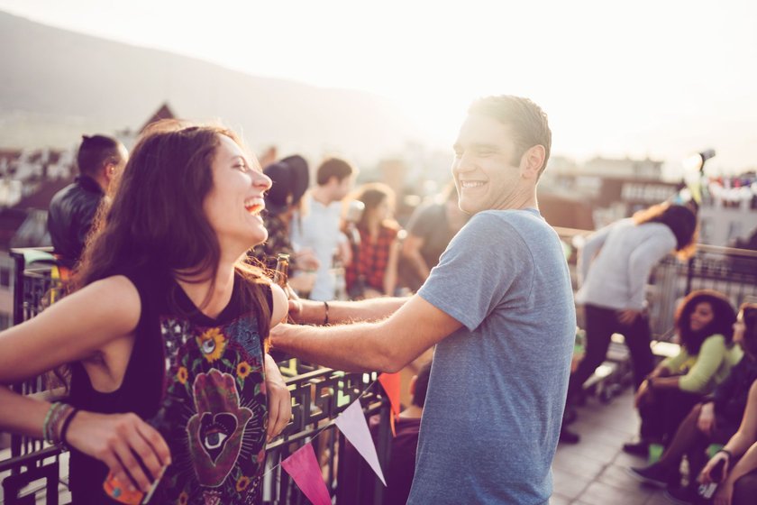 Mann und Frau, die auf einer Party miteinander flirten