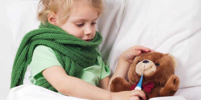 Fieber messen: Kind misst seinem Teddy Fieber Fieber messen: Kind misst seinem Teddy Fieber