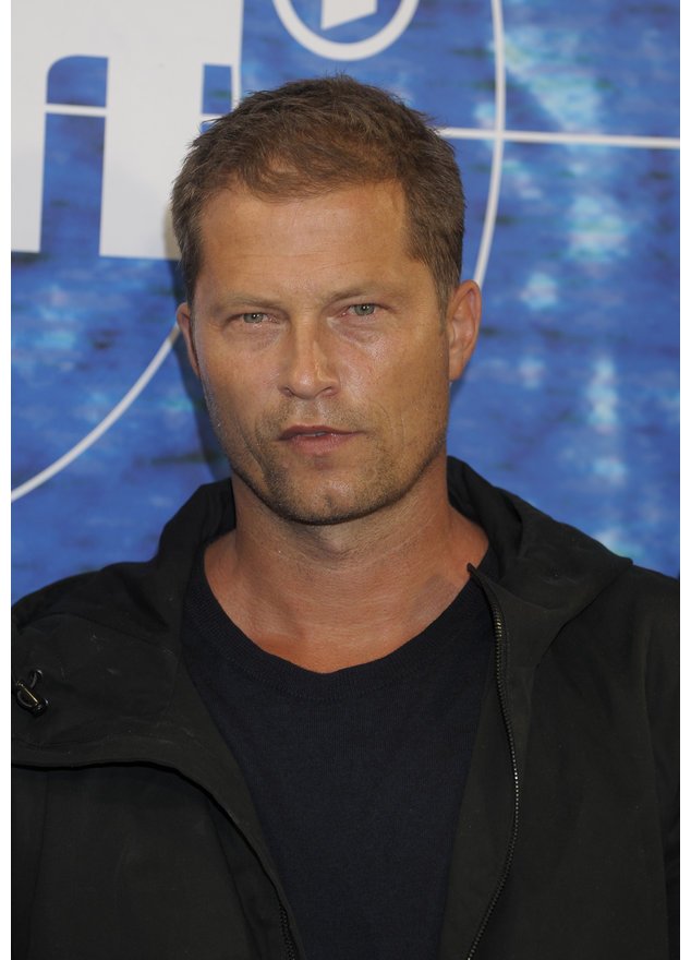 Til Schweiger vor dem Tatort-Logo Til Schweiger vor dem Tatort-Logo