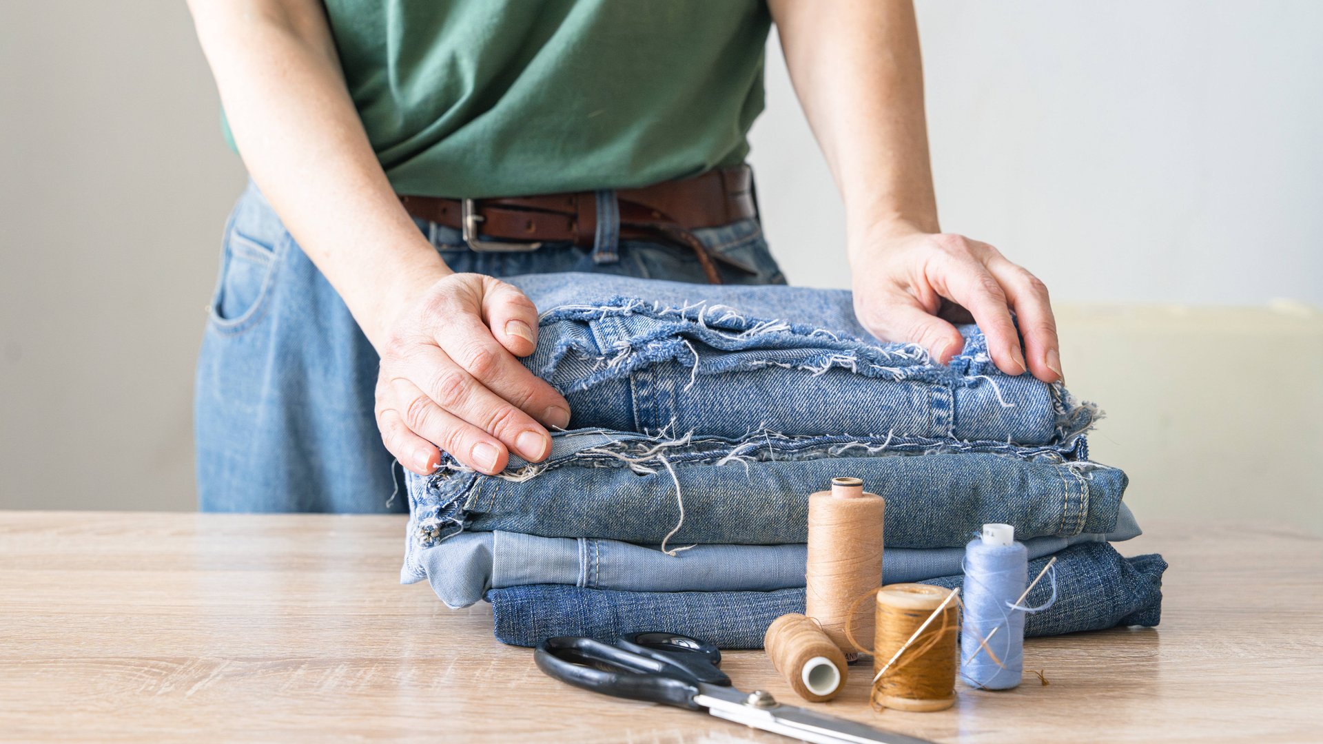 Diese-Upcycling-Hacks-verwandeln-alte-Jeans-in-kreative-DIY-Lieblingsst-cke
