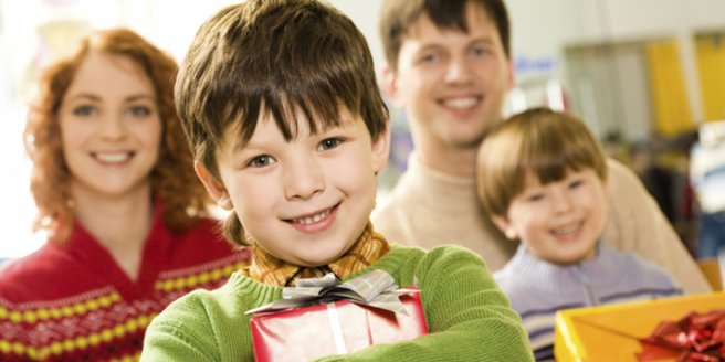 Geschenke zur Einschulung: Kind mit Geschenken.