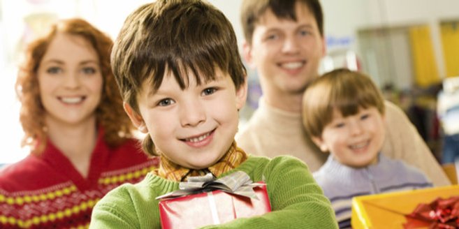 Geschenke zur Einschulung: Kind mit Geschenken. Geschenke zur Einschulung: Kind mit Geschenken.
