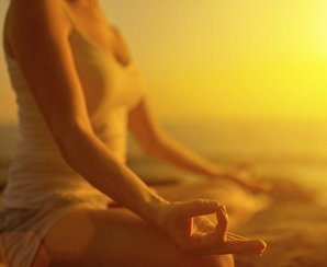 Der Lotussitz ist eine typische Haltung in der Meditation Der Lotussitz ist eine typische Haltung in der Meditation