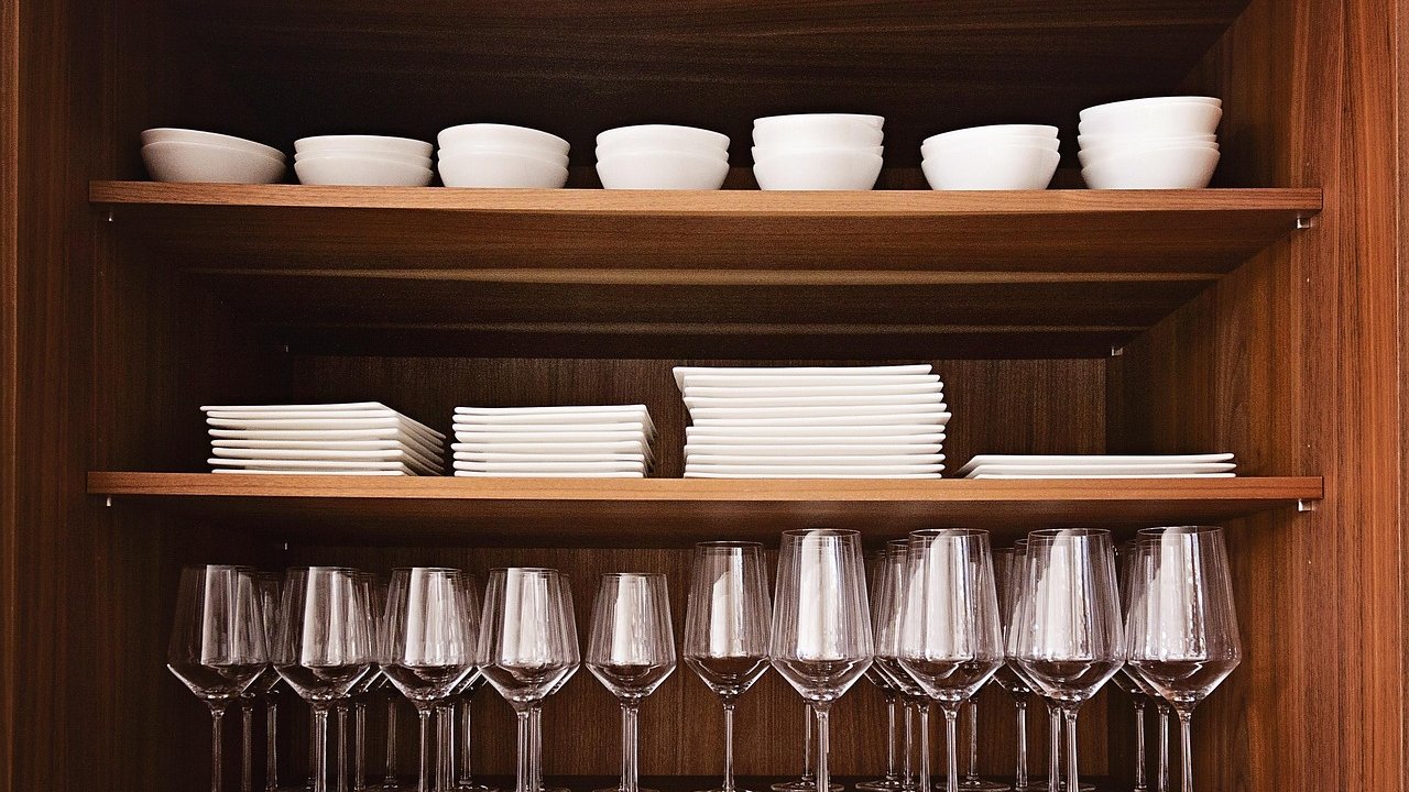 Tassen-und-Gl-ser-aufbewahren-So-rum-geh-ren-sie-wirklich-in-den-K-chenschrank-