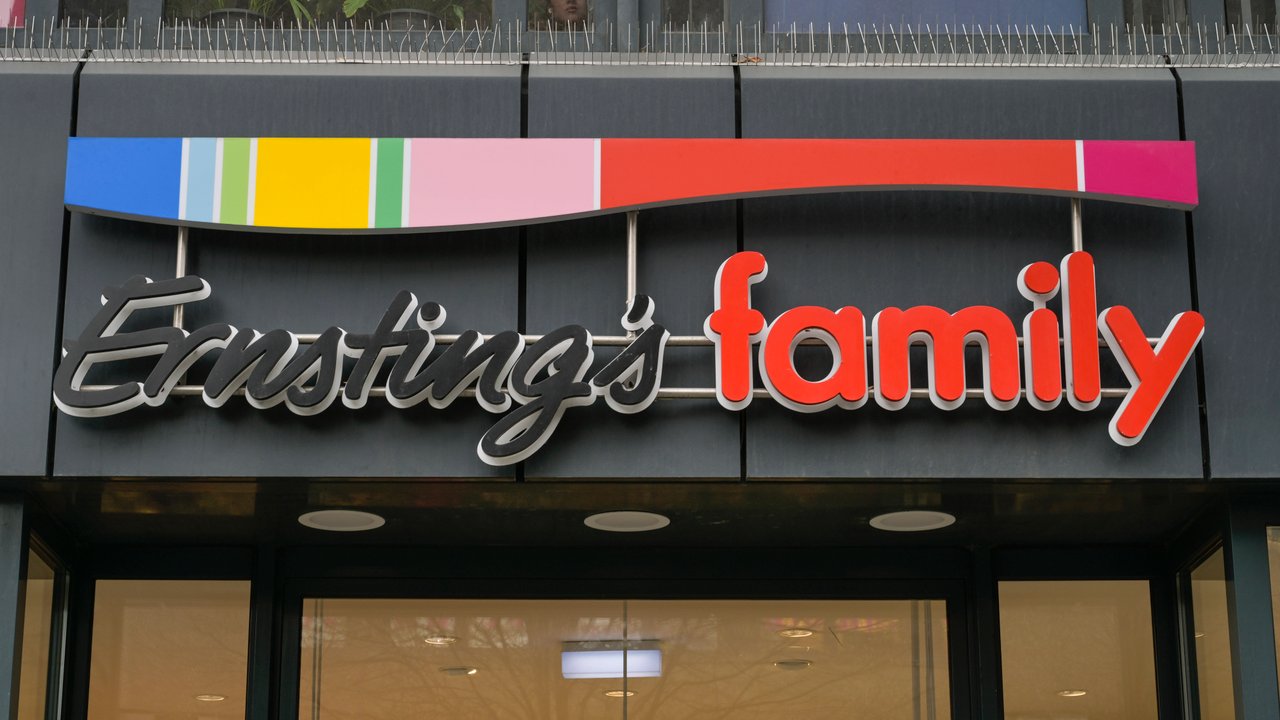 Mit dem gestreiften Duschtuch von Ernsting's family bekennst du im Badezimmer Farbe. 