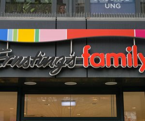 Bringt Farbe ins Bad: Das Duschtuch von Ernsting's family mit Streifen-Design