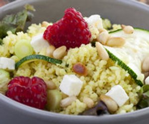 Couscous-Salat mit Zucchini und Himbeeren