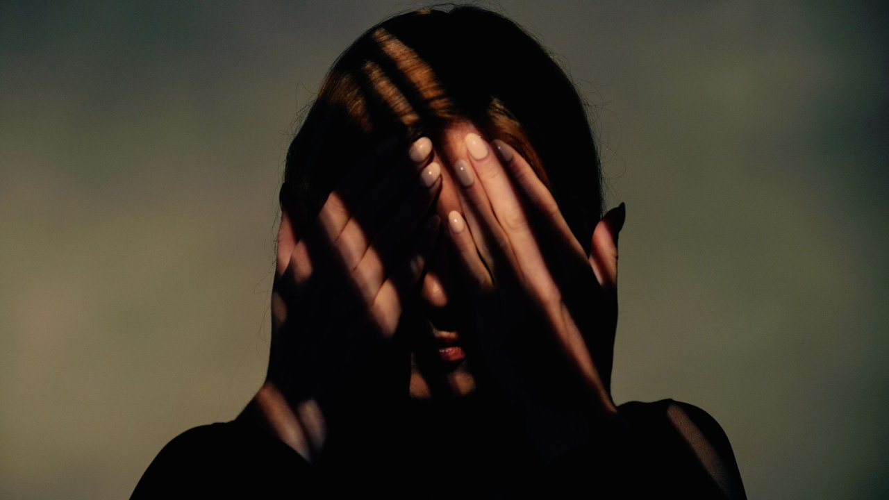 4 typische Merkmale: So erkennst du kluge Menschen mit wenig Selbstvertrauen
