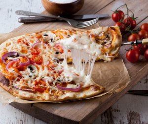 Pizza aufwärmen: So wird deine Pizza wieder knusprig