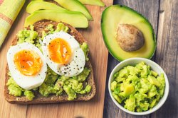 Eier und Avocado für Muskelaufbau Eier und Avocado für Muskelaufbau