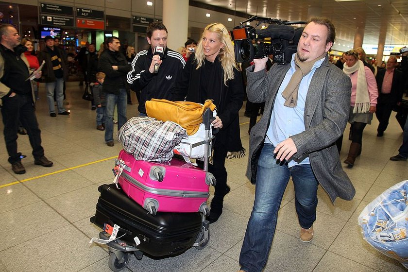 MUNICH, GERMANY - JANUARY 27:  Giulia Siegel, Munich society celebrity and participant of Dschungelcamp - Ich bin ein Star, holt mich hier raus! of German TV-Station RTL waits for a taxi after her return from a 16-day-stay in the Australian jungle at Munich Airport on January 27, 2009 in Munich, Germany.  The German celebrity was participant in the 'I'm A Celebrity, Get Me Out Of Here' German tv show. (Photo by Johannes Simon/Getty Images)