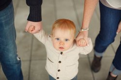 Baby, 9 Monate, lernt laufen. Baby, 9 Monate, lernt laufen.