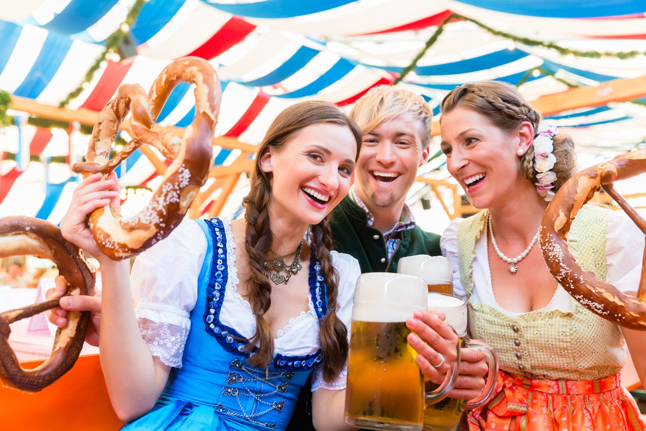 Eine Maß Bier, eine große Brezel und vielleicht eine Hachse dazu? Auf dem Oktoberfest ganz normal. Eine Maß Bier, eine große Brezel und vielleicht eine Hachse dazu? Auf dem Oktoberfest ganz normal.