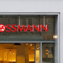Strahlende Weihnachten: Rossmann präsentiert den magischen LED-Sternenbogen