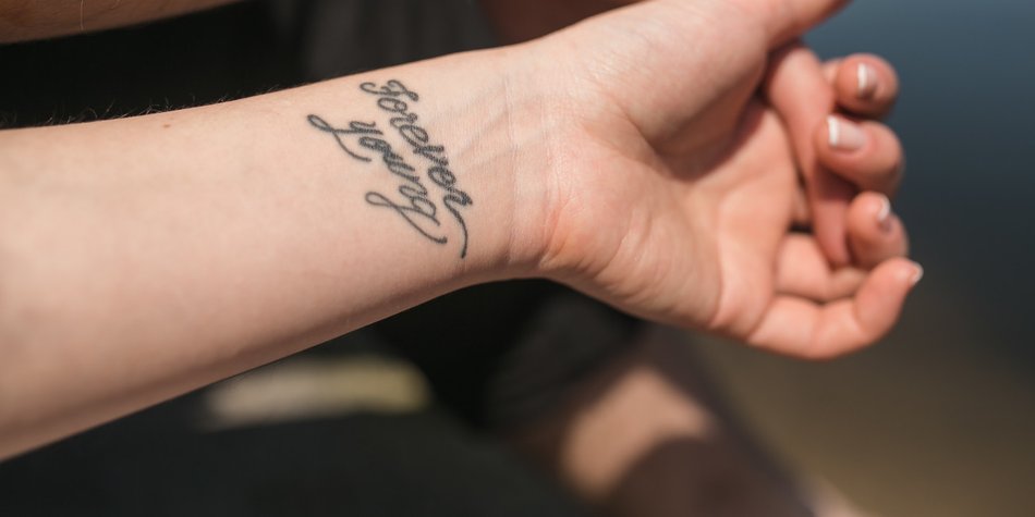 Kurze Tattoo Sprüche Die Top 27 Besonderen Motive Desiredde