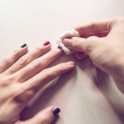 Welcher Nagellackentferner ist der beste? Diese Marken-Produkte rasseln im Öko-Test durch!