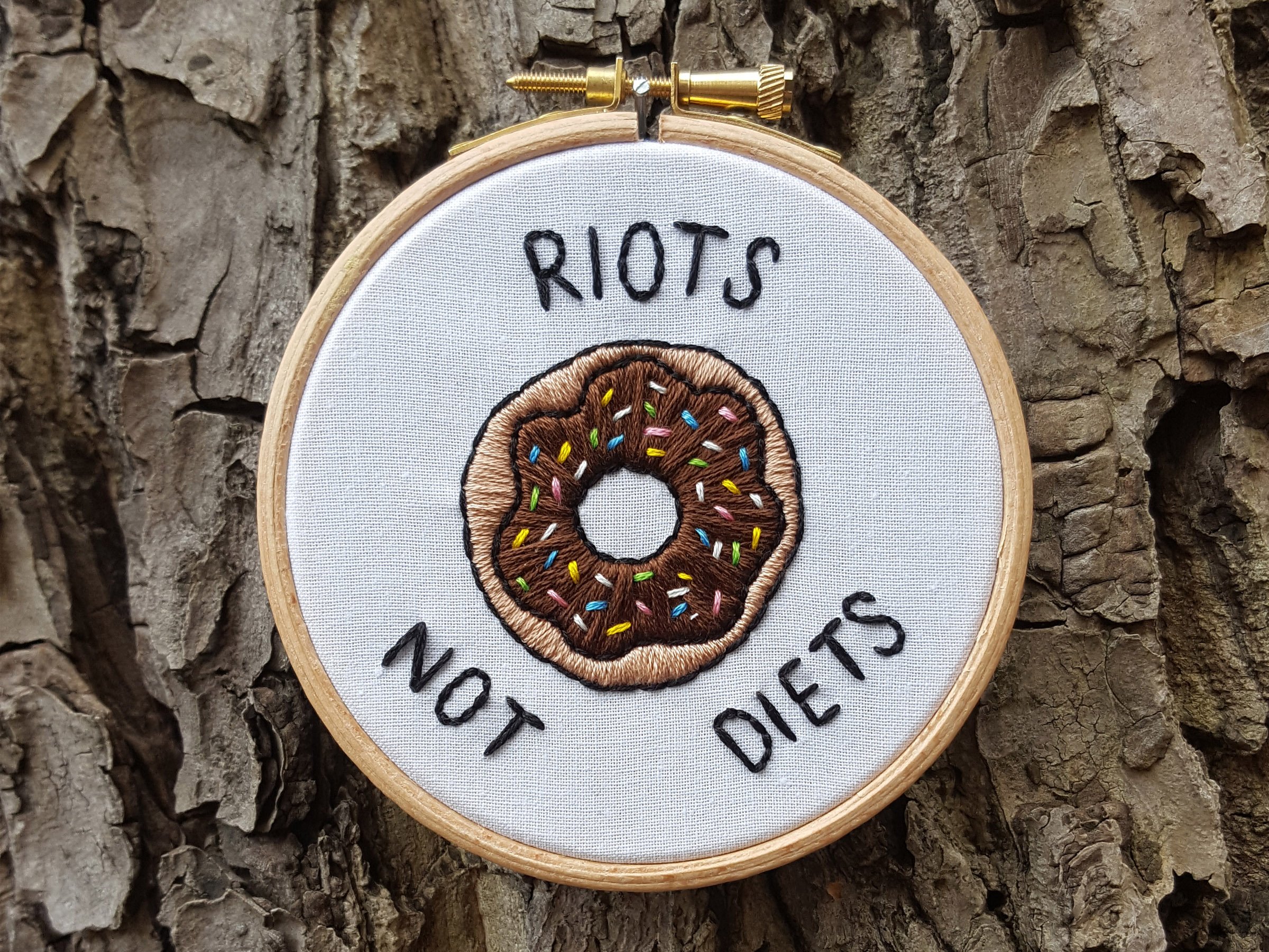 Bei Fembroidery findest Du zum Beispiel coole Stickereien gegen den Schlankheitswahn und festgefahrene Schönheitsnormen. Bei Fembroidery findest Du zum Beispiel coole Stickereien gegen den Schlankheitswahn und festgefahrene Schönheitsnormen.