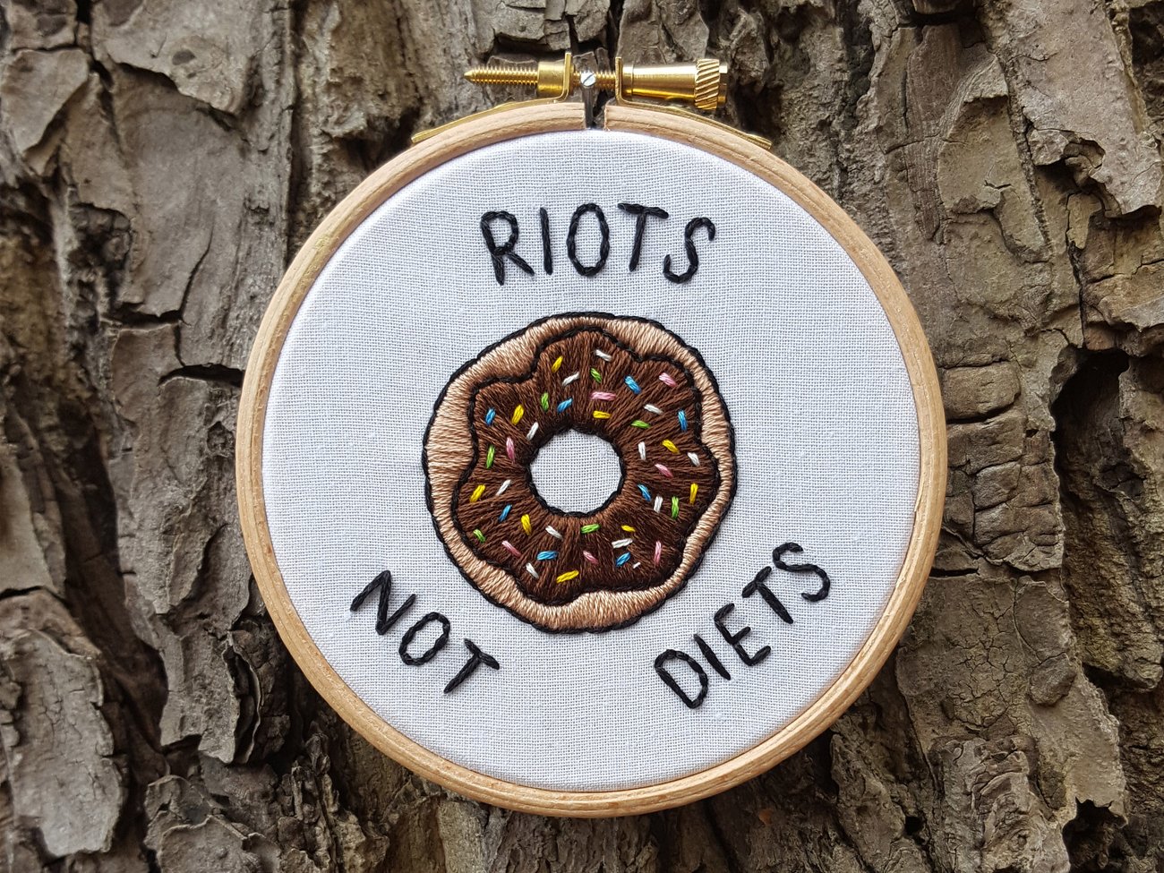 Bei Fembroidery findest Du zum Beispiel coole Stickereien gegen den Schlankheitswahn und festgefahrene Schönheitsnormen. Bei Fembroidery findest Du zum Beispiel coole Stickereien gegen den Schlankheitswahn und festgefahrene Schönheitsnormen.