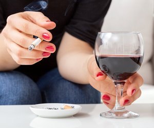 Darum verstärkt Alkohol die Lust zu rauchen