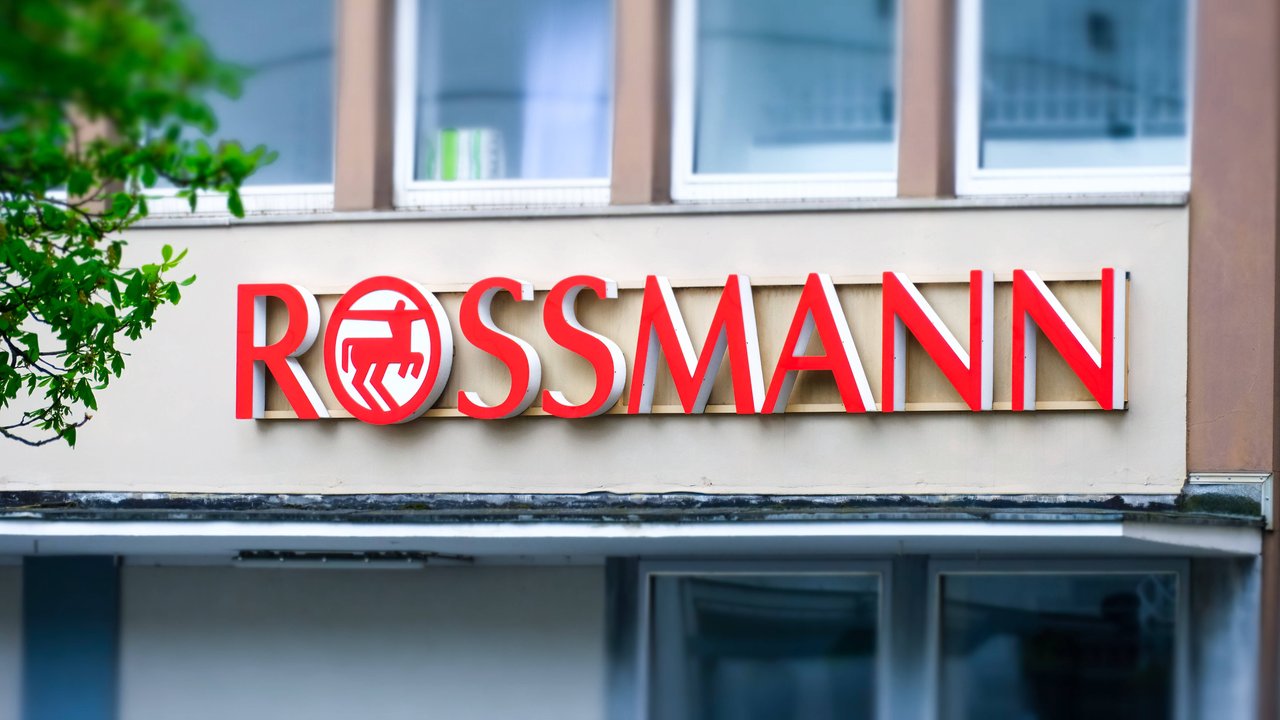 Passend zum Frühling bekommst du bei Rossmann einen angesagten Nagellack in einer absoluten Trendfarbe.