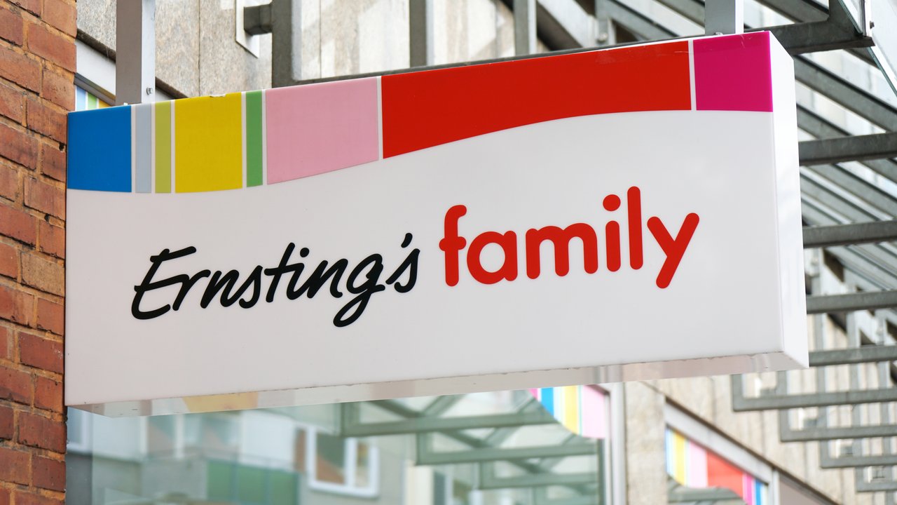 Bei Ernsting's family gibt es jetzt eine Kissenhülle, die sofort gute Laune macht.