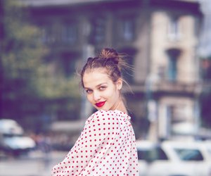 So entfernst du Lippenstiftflecken ganz einfach aus deiner Kleidung