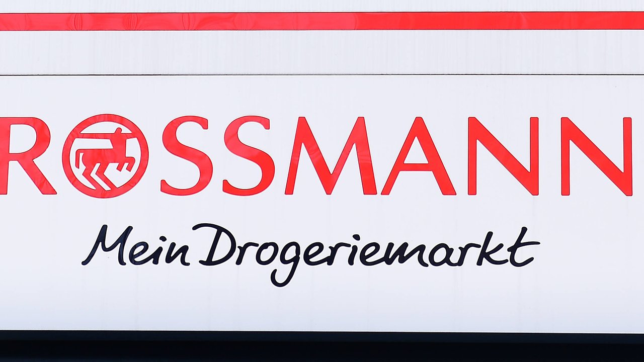 Mit dem Catrice Soft Glam Filter Powder von Rossmann kreierst du im Handumdrehen ein natürlich strahlendes, ebenmäßiges Hautbild.