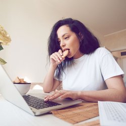 Das sagt dein Verlangen nach Süßigkeiten über deinen Mental Load aus