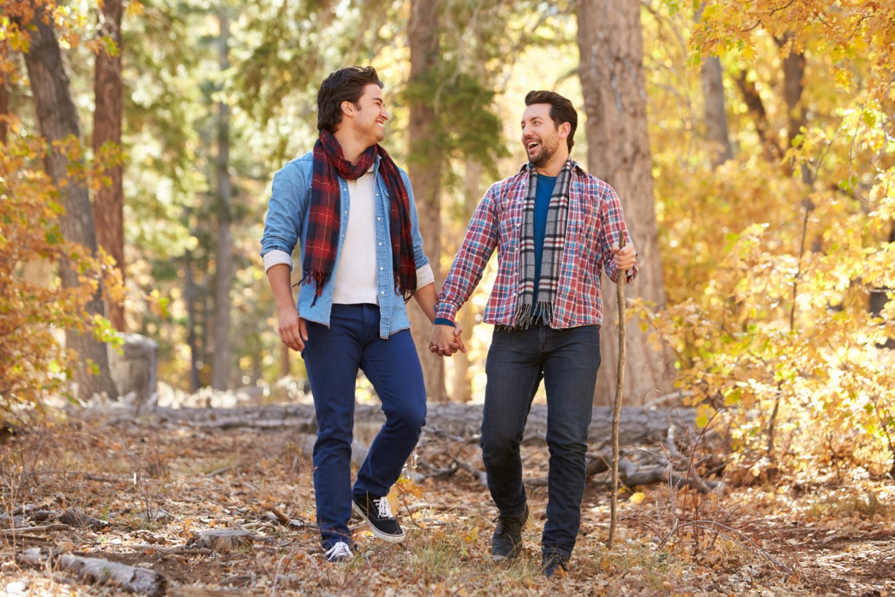 Händchenhalten von homosexuellen Paaren Händchenhalten von homosexuellen Paaren
