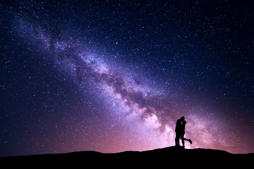 Silhouette eines Paares unter einem Sternenhimmel