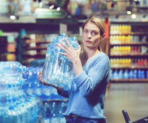 Achtung, bundesweiter Rückruf: Mineralwasser bei Rewe, Penny und Norma weist seltsamen Geruch auf!