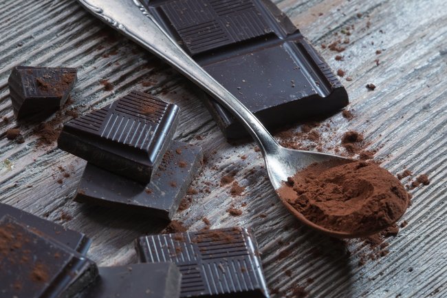 Schokolade mit hohem Kakaogehalt ist eine gut Süßigkeitenoption für Menschen mit Eisenmangel. 