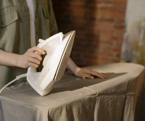 Schnell & effektiv bügeln: Mit diesen Tipps wird deine Kleidung wieder faltenfrei